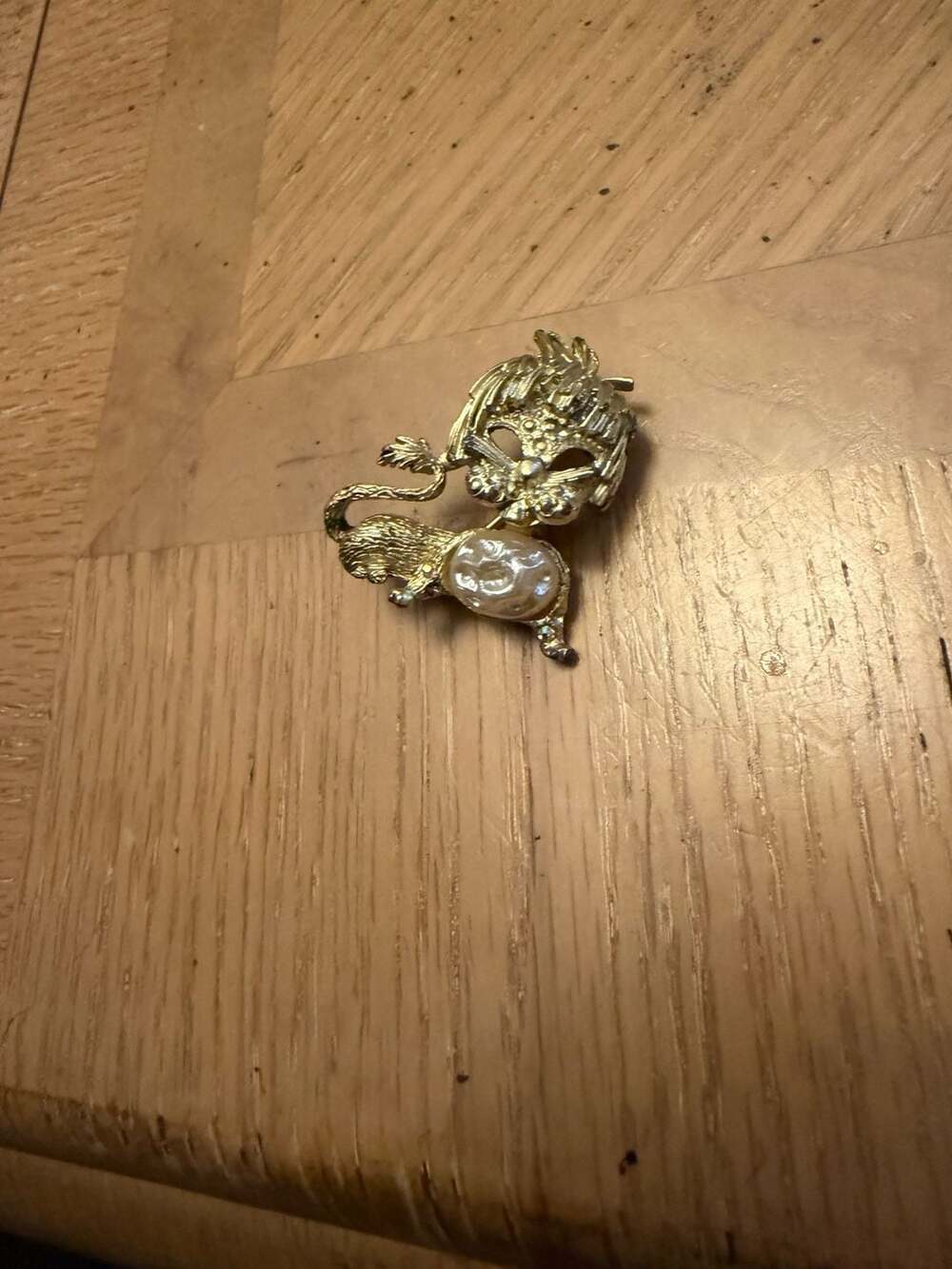 Vintage Gold Tone Faux Baroque Pearl Belly Cat Lion Figural Brooch Pin